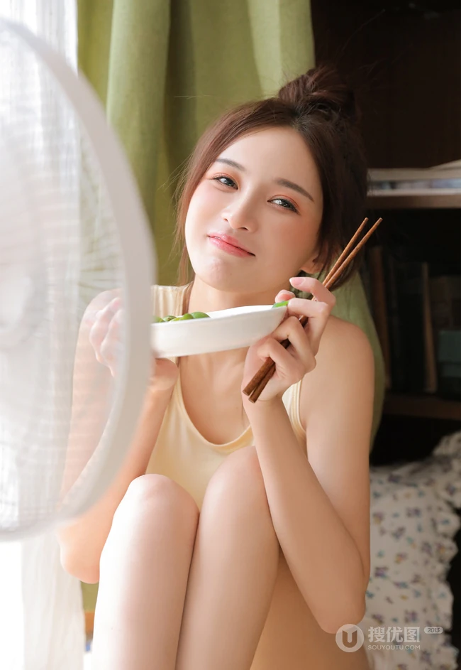 甜美爱笑的女孩，丸子头少女清凉背心短裤夏日室内写真图集