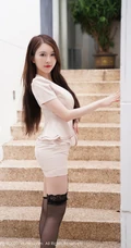 气质女秘书的户外街拍，包臀制服短裙穿着，显凹凸吸睛气质身材