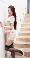 气质女秘书的户外街拍，包臀制服短裙穿着，显凹凸吸睛气质身材