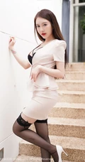 气质女秘书的户外街拍，包臀制服短裙穿着，显凹凸吸睛气质身材