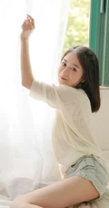 小鸟依人型可爱短裤女生阳光午后居家室内唯美写真图片