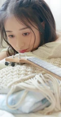 小鸟依人型可爱短裤女生阳光午后居家室内唯美写真图片