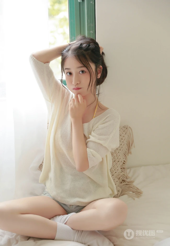 小鸟依人型可爱短裤女生阳光午后居家室内唯美写真图片