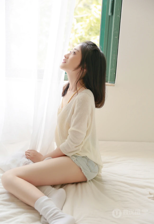 小鸟依人型可爱短裤女生阳光午后居家室内唯美写真图片