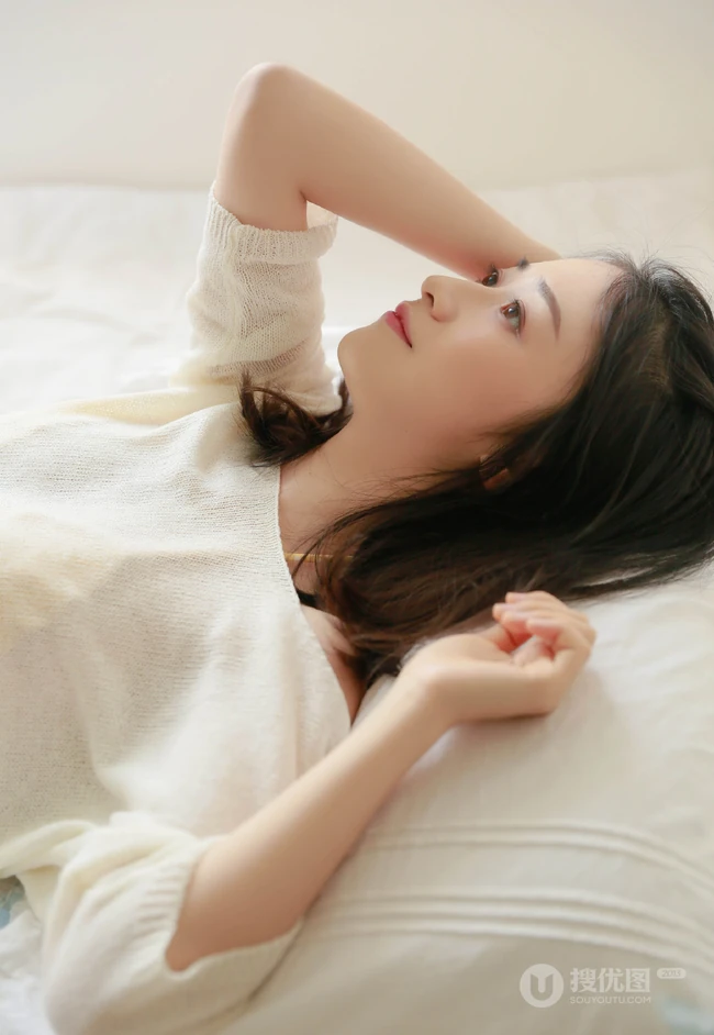小鸟依人型可爱短裤女生阳光午后居家室内唯美写真图片