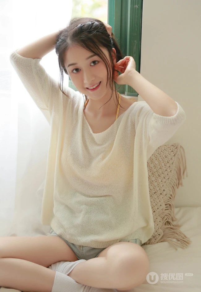 小鸟依人型可爱短裤女生阳光午后居家室内唯美写真图片