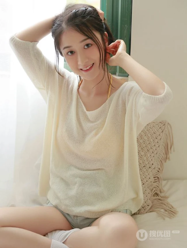 小鸟依人型可爱短裤女生阳光午后居家室内唯美写真图片