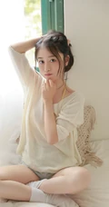 小鸟依人型可爱短裤女生阳光午后居家室内唯美写真图片