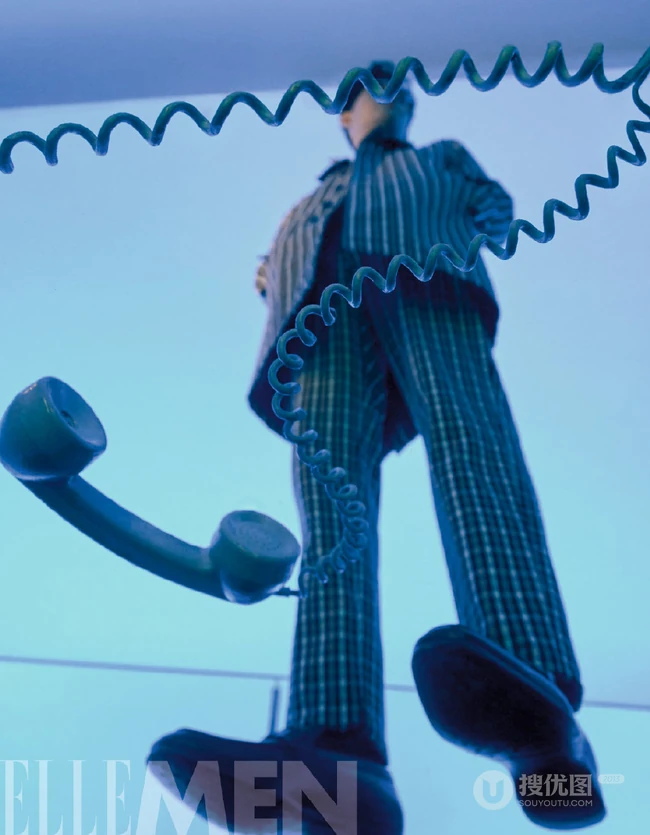 王凯手拿有线电话登《ELLEMEN》杂志帅气复古写真图片