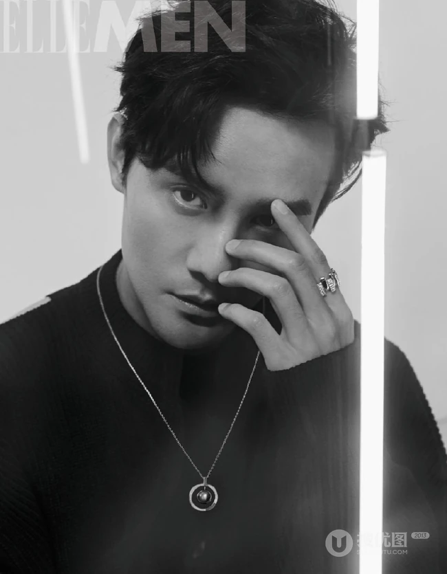 王凯手拿有线电话登《ELLEMEN》杂志帅气复古写真图片