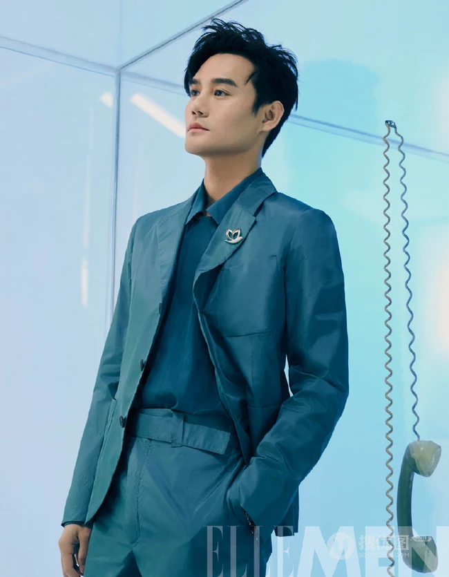 王凯手拿有线电话登《ELLEMEN》杂志帅气复古写真图片