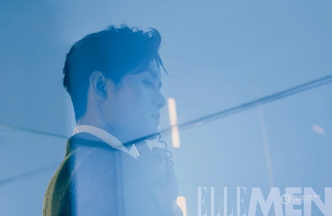 王凯手拿有线电话登《ELLEMEN》杂志帅气复古写真图片
