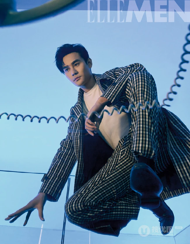 王凯手拿有线电话登《ELLEMEN》杂志帅气复古写真图片