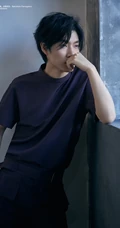男低音歌手王晰帅气休闲装小白鞋杂志写真图片