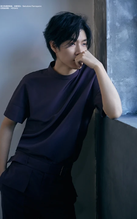 男低音歌手王晰帅气休闲装小白鞋杂志写真图片