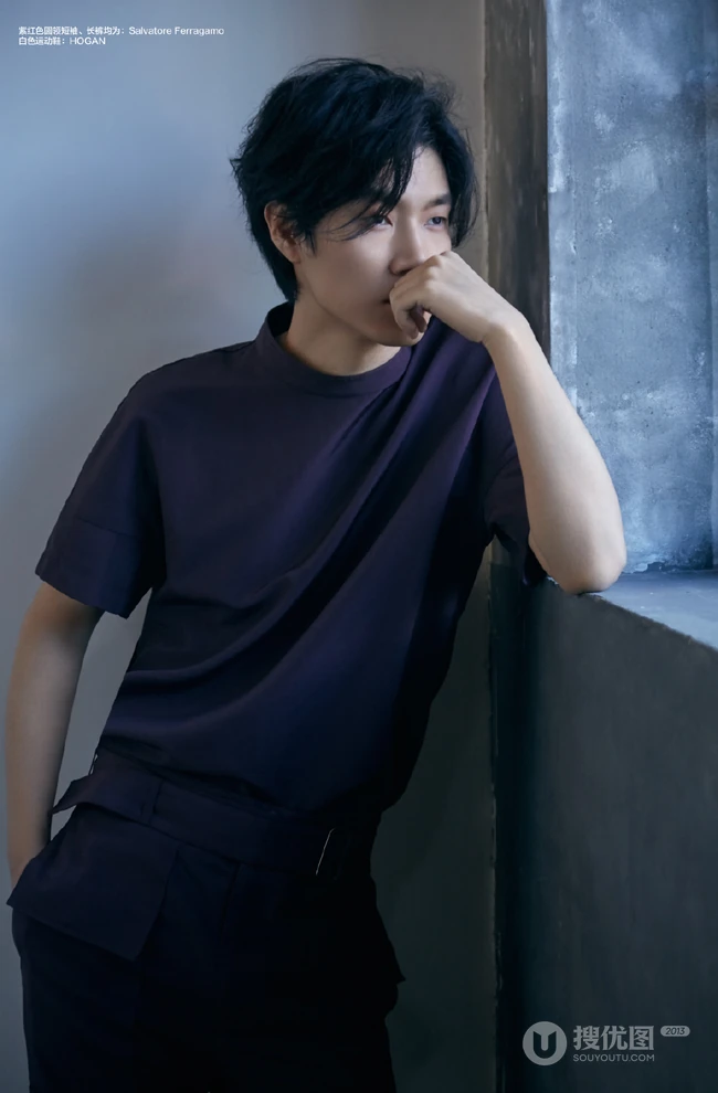 男低音歌手王晰帅气休闲装小白鞋杂志写真图片