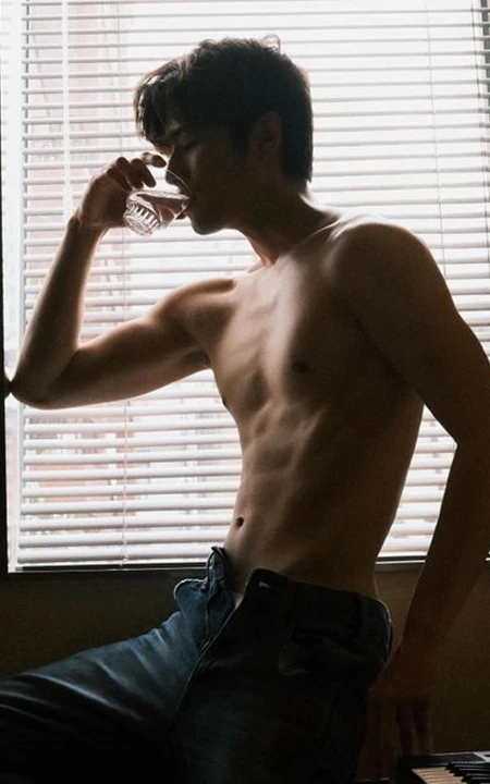 陈学冬私密时间主题杂志写真秀肌肉腹肌匀称身形图片