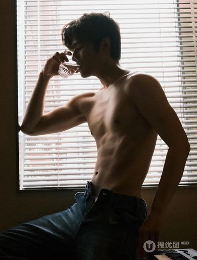 陈学冬私密时间主题杂志写真秀肌肉腹肌匀称身形图片