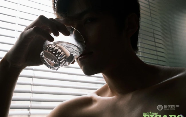 陈学冬私密时间主题杂志写真秀肌肉腹肌匀称身形图片