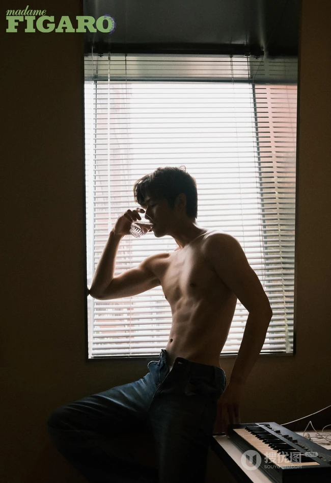 陈学冬私密时间主题杂志写真秀肌肉腹肌匀称身形图片