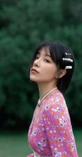 阚清子碎花长裙搭配黑色高跟户外清新写真图片