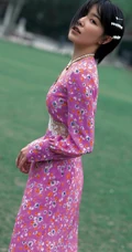 阚清子碎花长裙搭配黑色高跟户外清新写真图片