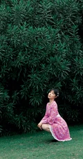 阚清子碎花长裙搭配黑色高跟户外清新写真图片
