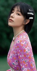 阚清子碎花长裙搭配黑色高跟户外清新写真图片