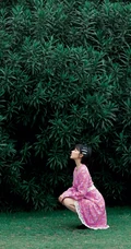 阚清子碎花长裙搭配黑色高跟户外清新写真图片