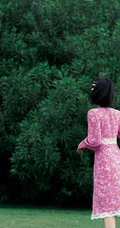 阚清子碎花长裙搭配黑色高跟户外清新写真图片