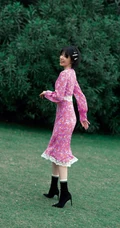 阚清子碎花长裙搭配黑色高跟户外清新写真图片