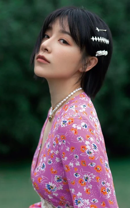 阚清子碎花长裙搭配黑色高跟户外清新写真图片