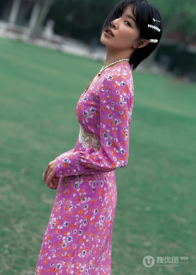 阚清子碎花长裙搭配黑色高跟户外清新写真图片