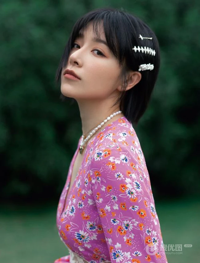 阚清子碎花长裙搭配黑色高跟户外清新写真图片