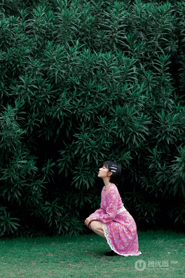 阚清子碎花长裙搭配黑色高跟户外清新写真图片