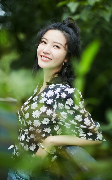 杨子姗唯美森系户外逆光写真图片