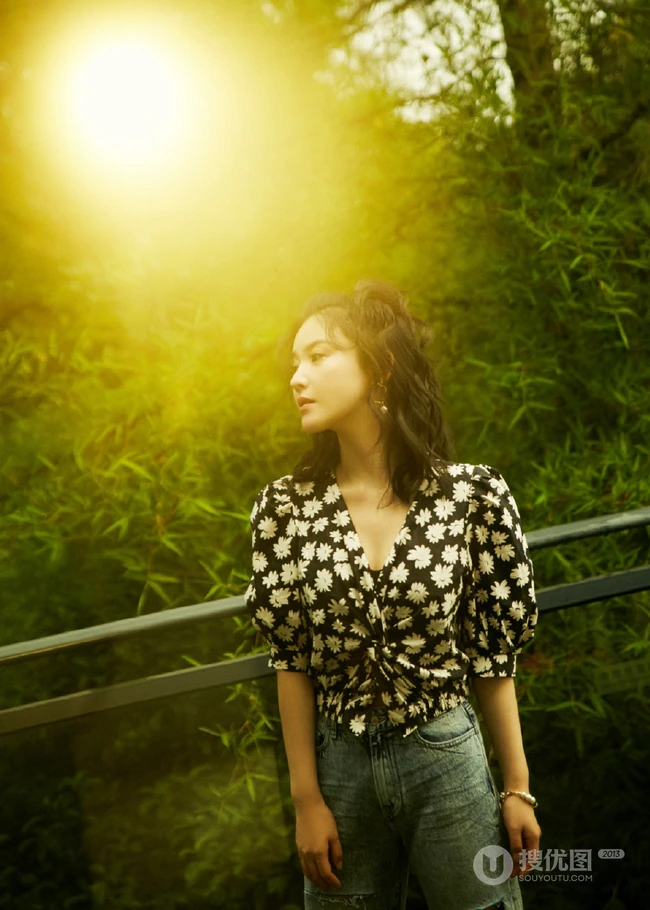 杨子姗唯美森系户外逆光写真图片