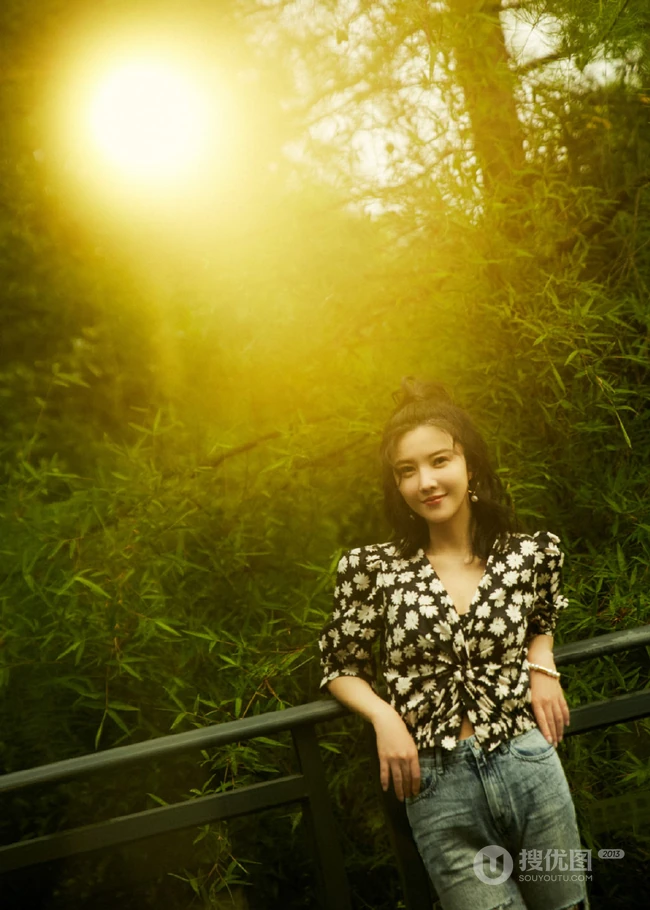 杨子姗唯美森系户外逆光写真图片