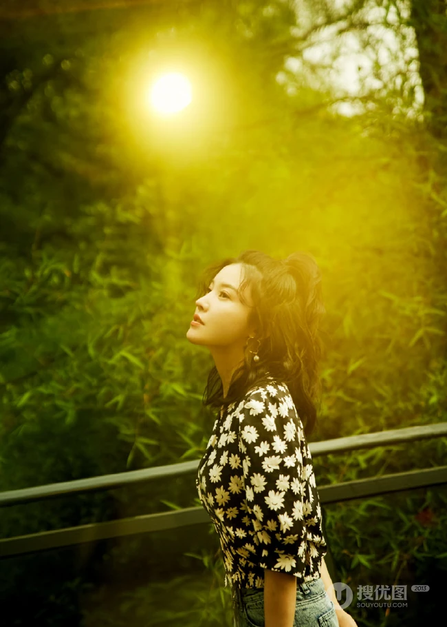 杨子姗唯美森系户外逆光写真图片