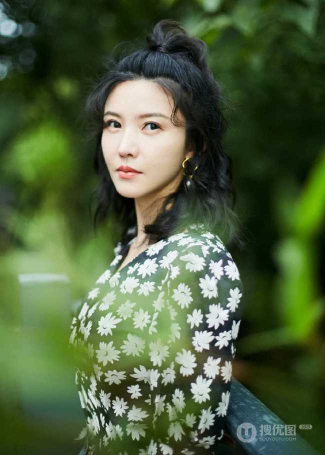 杨子姗唯美森系户外逆光写真图片