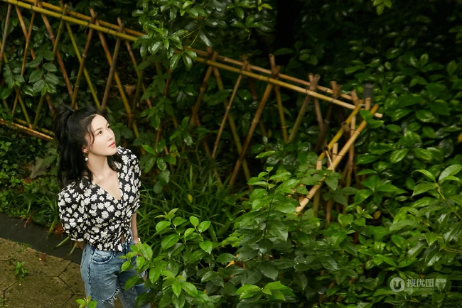 杨子姗唯美森系户外逆光写真图片
