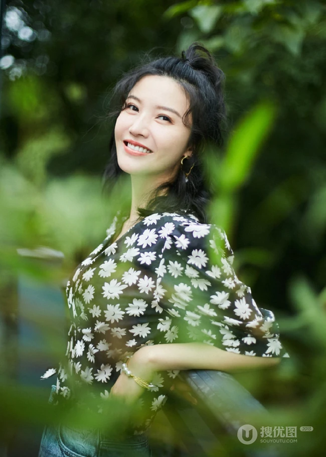 杨子姗唯美森系户外逆光写真图片