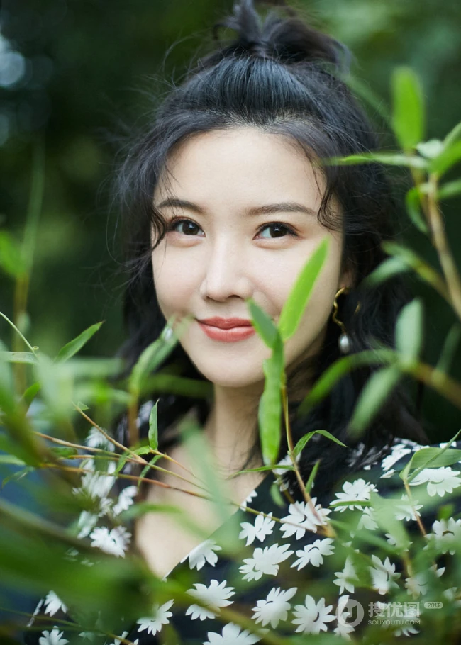 杨子姗唯美森系户外逆光写真图片