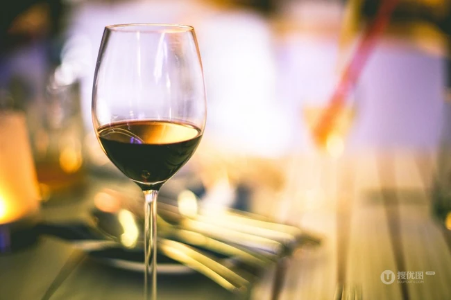 喝红酒为什么要用高脚杯？高脚杯里的红酒意境图片