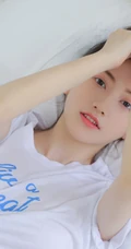 大眼睛双眼皮清新单马尾女生休闲白T牛仔短裤室内气质写真