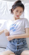 大眼睛双眼皮清新单马尾女生休闲白T牛仔短裤室内气质写真