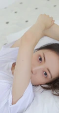大眼睛双眼皮清新单马尾女生休闲白T牛仔短裤室内气质写真