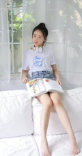 大眼睛双眼皮清新单马尾女生休闲白T牛仔短裤室内气质写真