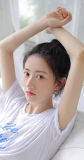 大眼睛双眼皮清新单马尾女生休闲白T牛仔短裤室内气质写真