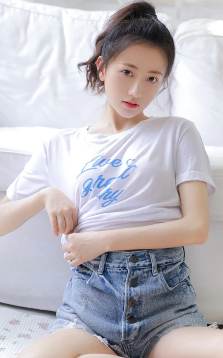 大眼睛双眼皮清新单马尾女生休闲白T牛仔短裤室内气质写真